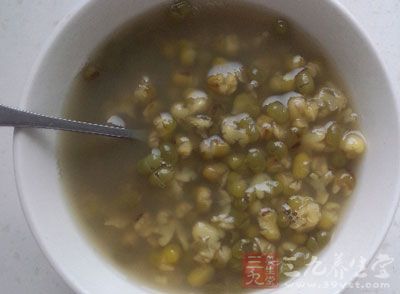 可以食用绿豆汤、绿豆粥、苦瓜汤