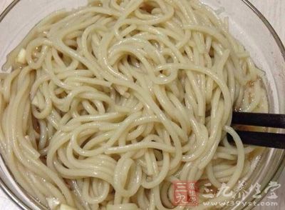 感冒病人宜食稀软的食物，如稀粥、藕粉、面条等