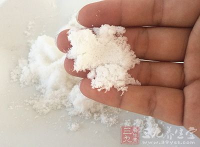 洗澡时利用粗盐减肥