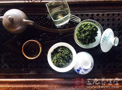 绿茶含茶多酚，具有抗癌作用