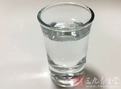 要是选用过热的水进行刷牙是会不断的刺激牙齿、牙龈