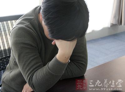 如果人体内的湿气加重，会出现关节僵痛、全身乏力