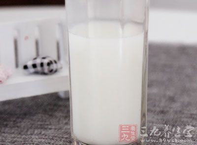 牛奶确实对腹部脂肪的燃烧发挥作用