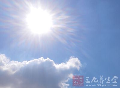 夏季的紫外线非常强烈，并且夏季昼长夜短