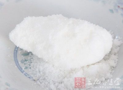 把面粉过滤后加入2个鸡蛋，200毫升牛奶，5毫升烧开的黄油，糖少许，制成糊状物