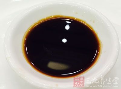 水30CC，芝麻酱1茶匙，花生酱1/2茶匙，蒜泥1/2茶匙，酱油1茶匙