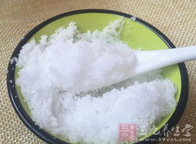 咸菜250克，适量的猪油，白糖