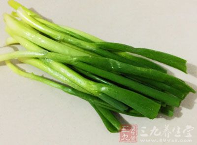 花鰱魚(yú)頭半個(gè)250g，蔥姜蒜60g，剁椒汁30g，蒸魚(yú)豉油30g