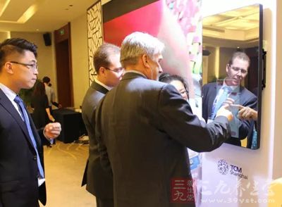 展区中的“云中医智能镜”吸引了大家的目光 展区中的“云中医智能镜”吸引了大家的目光