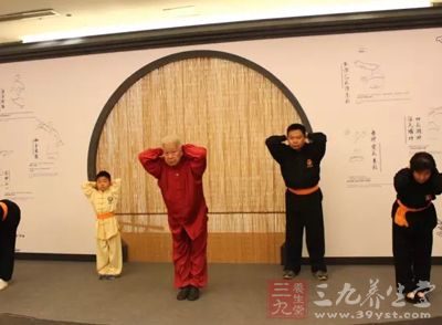 严蔚冰先生及他的弟子现场为外宾表演易筋经 严蔚冰先生及他的弟子现场为外宾表演易筋经