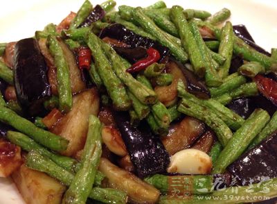 老爸炒了盘脆生生的油煸刀豆角 午餐后上吐下泻