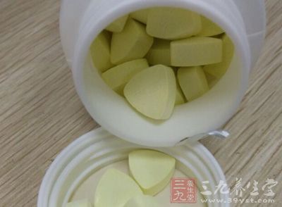 在吃鈣片的時(shí)候，可以選擇劑量小的鈣片