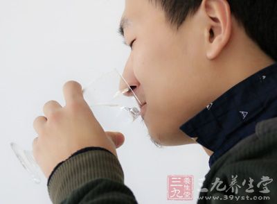 過量喝酒容易造成酒精肝、酒精性肝硬化、營養(yǎng)不良及維生素缺乏等