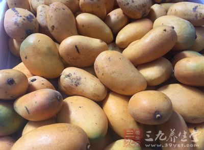 有些人吃了几个鲜芒果相隔两三天后,整个面部、颈部、两前臂和手背等暴露部位皮肤弥漫性红肿 有些人吃了几个鲜芒果相隔两三天后,整个面部、颈部、两前臂和手背等暴露部位皮肤弥漫性红肿