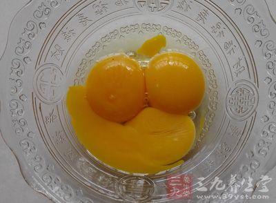 補(bǔ)充含鐵豐富的食物，如魚類、各種動(dòng)物肝、蛋黃等