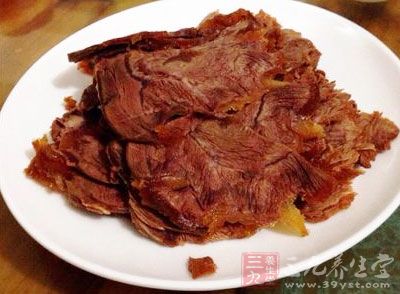 牛肉200克，金針菇200克，木耳少許，油，鹽，料酒，蔥姜，雞精適量