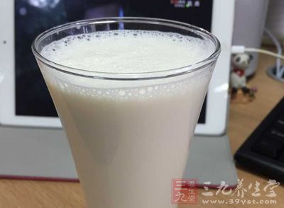 牛奶可是美容護(hù)膚的圣品，針對(duì)于干性肌膚的美眉們美白肌膚