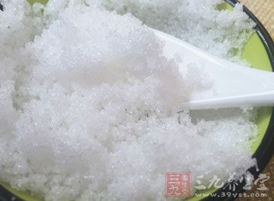 加酱油、料酒、花椒水、葱段、姜块、肉汤250克、大料、白糖