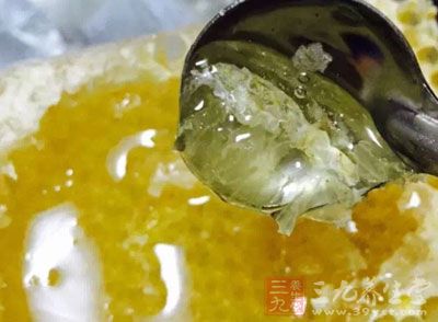 準(zhǔn)備1湯匙蜂蜜，加少許水，把蜂蜜化成粘稠的蜂蜜汁