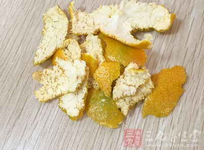 將不用的橘皮放在干凈的紙上