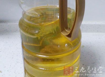 一個(gè)成型了之后就可以再同時(shí)煎下一個(gè)，食用油不夠了就再添加點(diǎn)