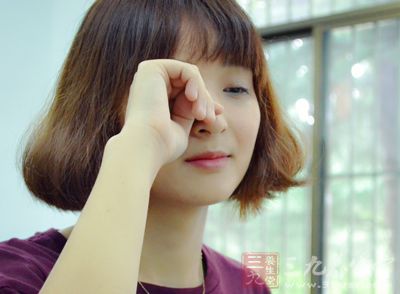 次日就会感到疲乏、混沌、心烦、意乱，注意力不集中，办事效率低等