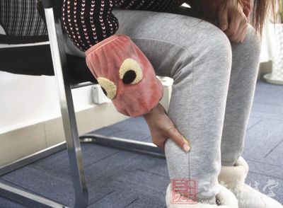 按摩者用手从其骶部向下推挤到大腿部 按摩者用手从其骶部向下推挤到大腿部