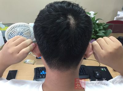 将耳朵从外侧往前侧倒,轻轻地拉扯耳垂 将耳朵从外侧往前侧倒,轻轻地拉扯耳垂