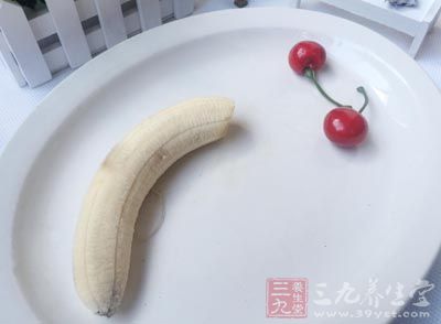 吃著盤子里新鮮的水果囑咐小葫仙：“告訴你阿，如果家里那幾個女人找來，你就說我傷的很嚴重