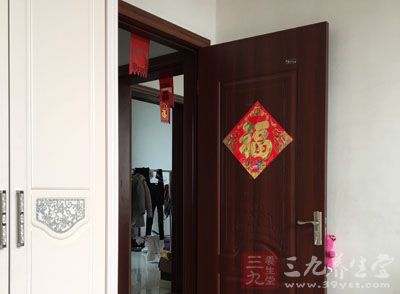 小葫仙给陈没药留下一个自求多福的眼神，一溜烟跑出了屋子