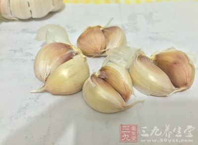 生大蒜頭兩只，去皮放入半斤醋內(nèi)泡3天