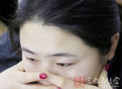 将冷水毛巾敷于前额 将冷水毛巾敷于前额