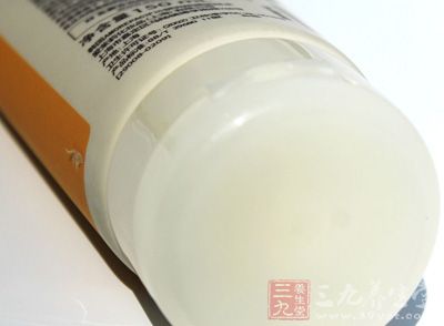 你也可以試一試用含有2%水楊酸的洗面奶