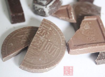 各种零食,如雪饼、饼干、巧克力 各种零食,如雪饼、饼干、巧克力