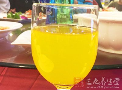 各种甜饮料虽好喝,但千万不要让喝甜饮料成为补水的主要方式,尤其要少喝可乐等碳酸饮料 各种甜饮料虽好喝,但千万不要让喝甜饮料成为补水的主要方式,尤其要少喝可乐等碳酸饮料