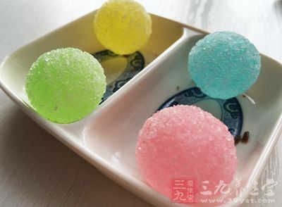 忌食含糖食品，如糖果、巧克力、奶油蛋糕等