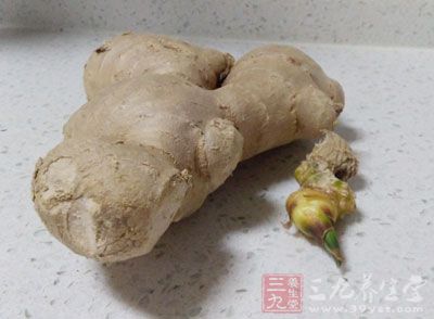 用生姜、芋頭等量，芋頭削皮切碎