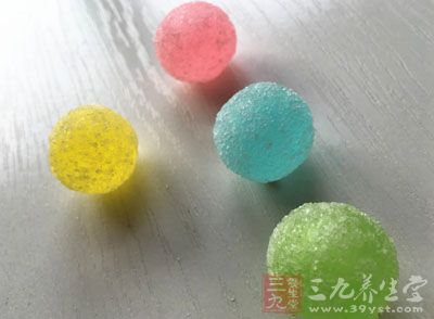 在饮食上鼓励孩子不挑食、不偏食、少吃零食