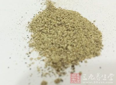 將胡椒粉、醋、植物油、蔥花放入湯碗內(nèi)，沖入制好的雞絲湯即成