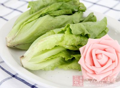 放生菜、适量盐，煮沸