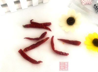 清燉羊肉需要準(zhǔn)備五六個(gè)辣椒