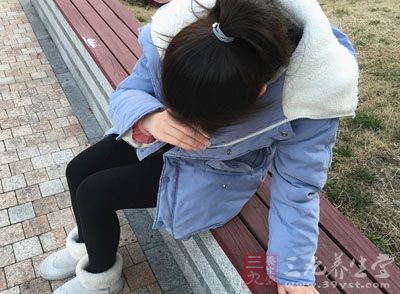 同时密切关注血压，出现头晕、头痛等不适症状