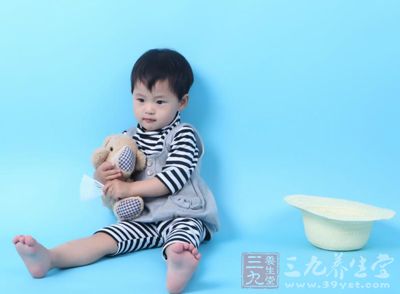 咳嗽伴有发热时,应注意给孩子补充水分 咳嗽伴有发热时,应注意给孩子补充水分