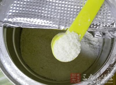 给婴儿喝奶粉、牛奶等,这都是引发患病的危险因素 给婴儿喝奶粉、牛奶等,这都是引发患病的危险因素