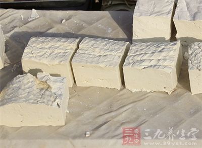 将豆腐放在煮沸的水中烫一次，切丁