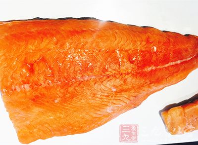 将鱼肉、洋葱切碎