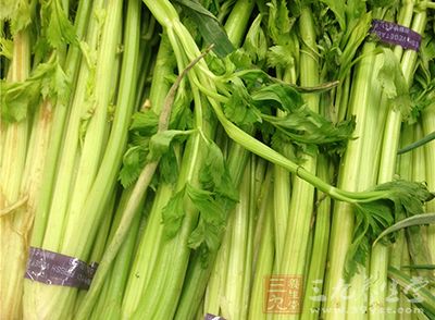 水芹菜4两、鲫鱼1条 水芹菜4两、鲫鱼1条