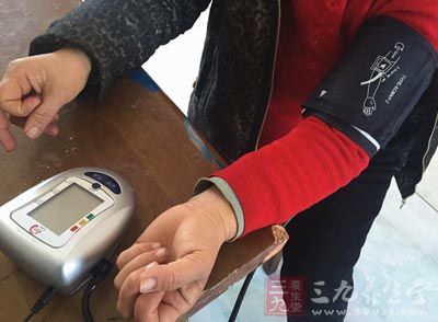 经过一段时间治疗,患者血压水平降到正常水平 经过一段时间治疗,患者血压水平降到正常水平