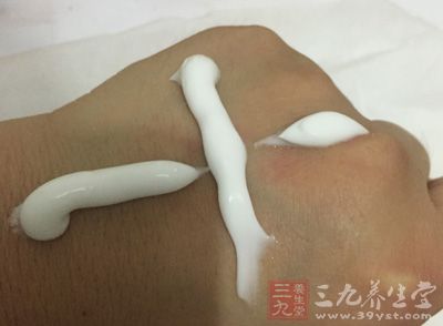 使用有高保水力的化妆水、乳液和精华素