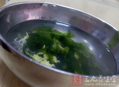 海藻類食物，如紫菜，含有毛發(fā)營養(yǎng)所需的鈣和鐵，能夠促使頭發(fā)健康